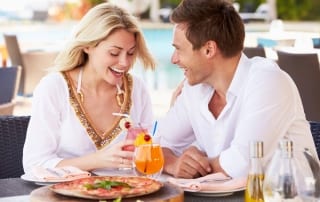 A photo of a couple eating at one of the various Sanibel Island restaurants.